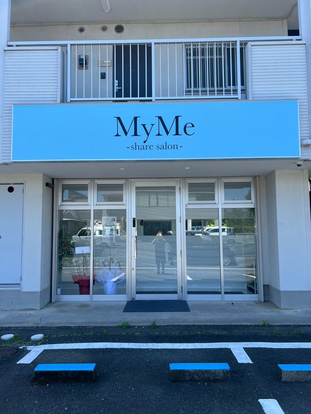 Chill Stretch が入る浜松市中央区天王町のLuce天王1階「MyMe」の外観と、建物前の無料駐車場
