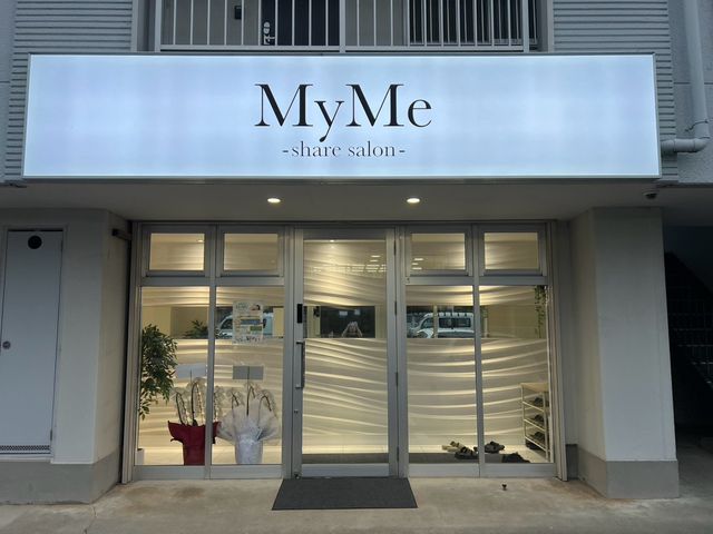 夜の Chill Stretch(浜松市中央区天王町)。白く光る「MyMe」の看板が目印