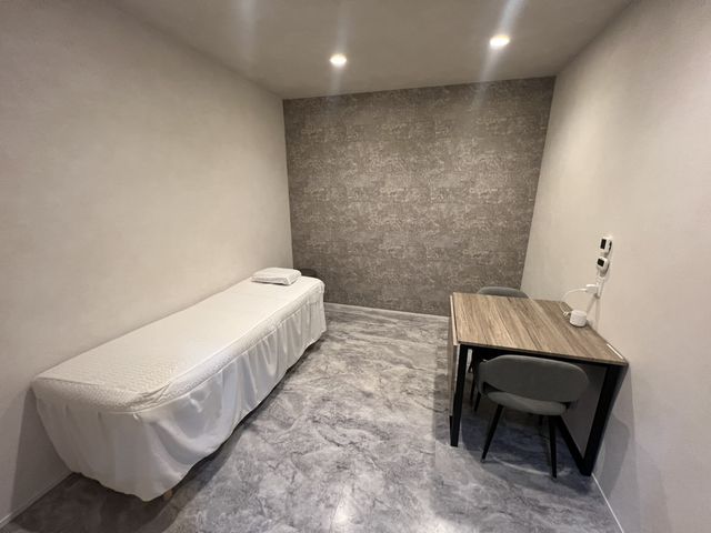 Chill Stretch(浜松市中央区天王町)の完全個室①。施術ベッドとカウンセリング用の木目デスク
