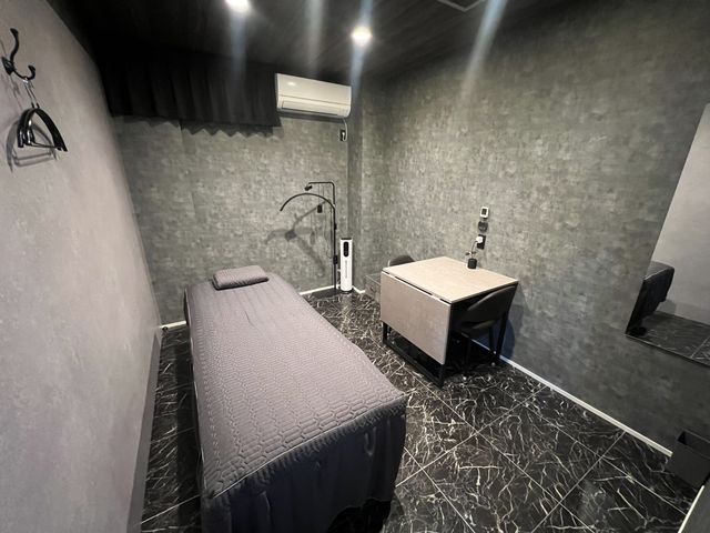 Chill Stretch の完全個室③。黒を基調とした落ち着いた内装の施術ルーム