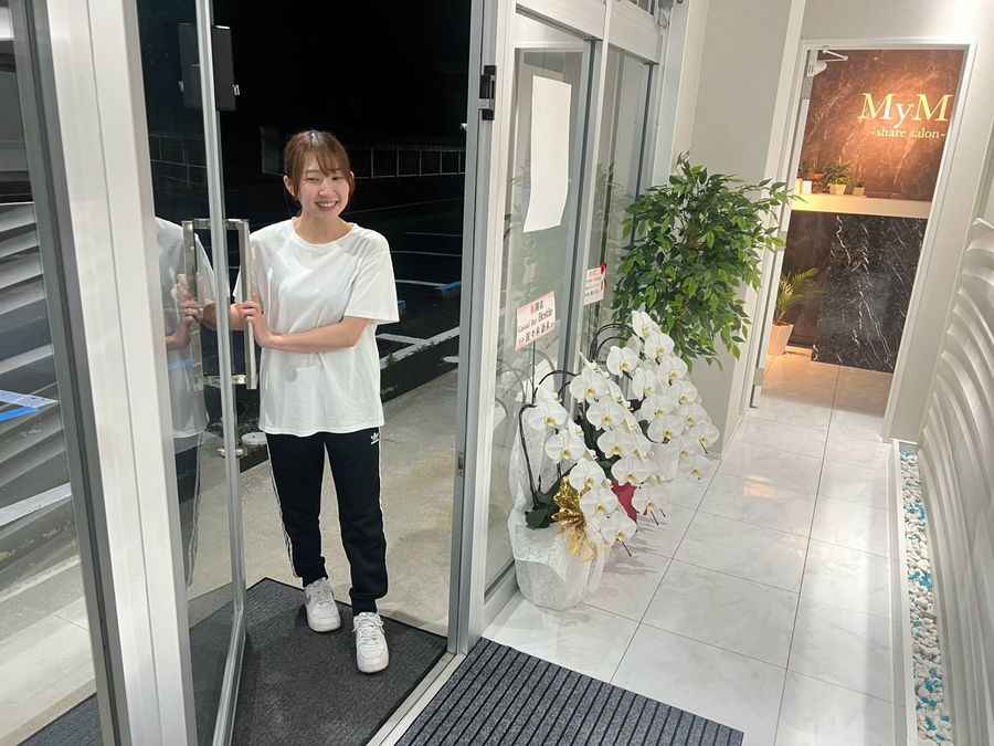 Chill Stretch(浜松市中央区天王町)の入口。女性がガラス扉を開けて入店するところ