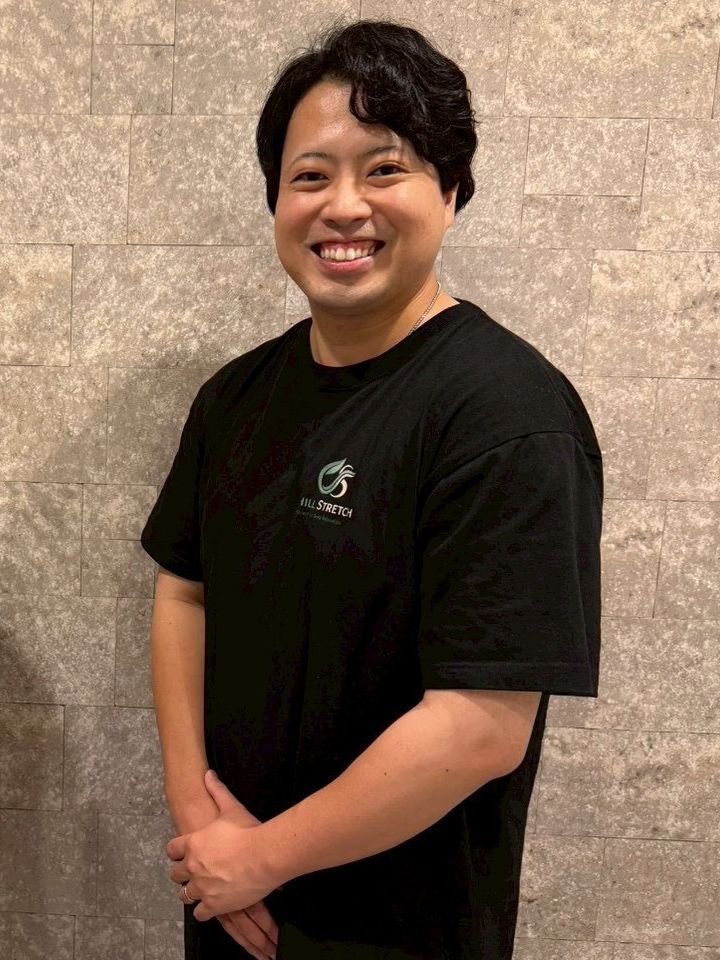 Chill Stretch 代表トレーナー 目黒祐樹。ロゴ入りのTシャツで立つポートレート